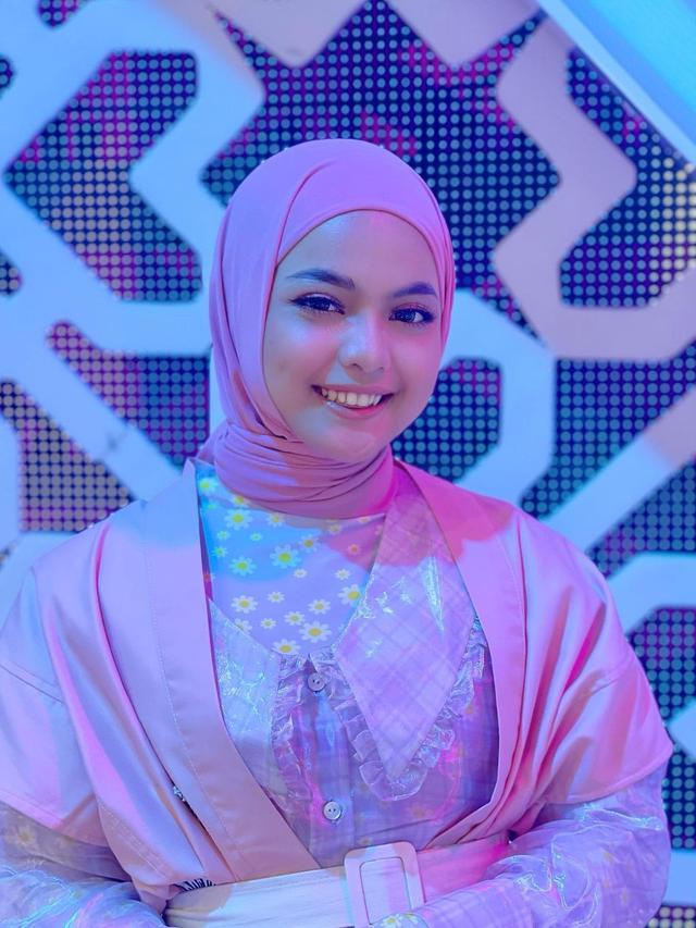 6 Gaya Putri D'Academy dalam Balutan Hijab, Banjir Pujian