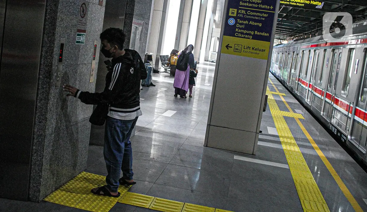 Penumpang menggunakan fasilitas lift di Stasiun BNI City, Jakarta, Minggu (31/7/2022). Stasiun BNI City diharapkan menjadi alternatif pengguna KRL sehingga tidak terjadi penumpukan penumpang di Stasiun Sudirman dan Stasiun Karet saat jam sibuk. (Liputan6.com/Faizal Fanani)