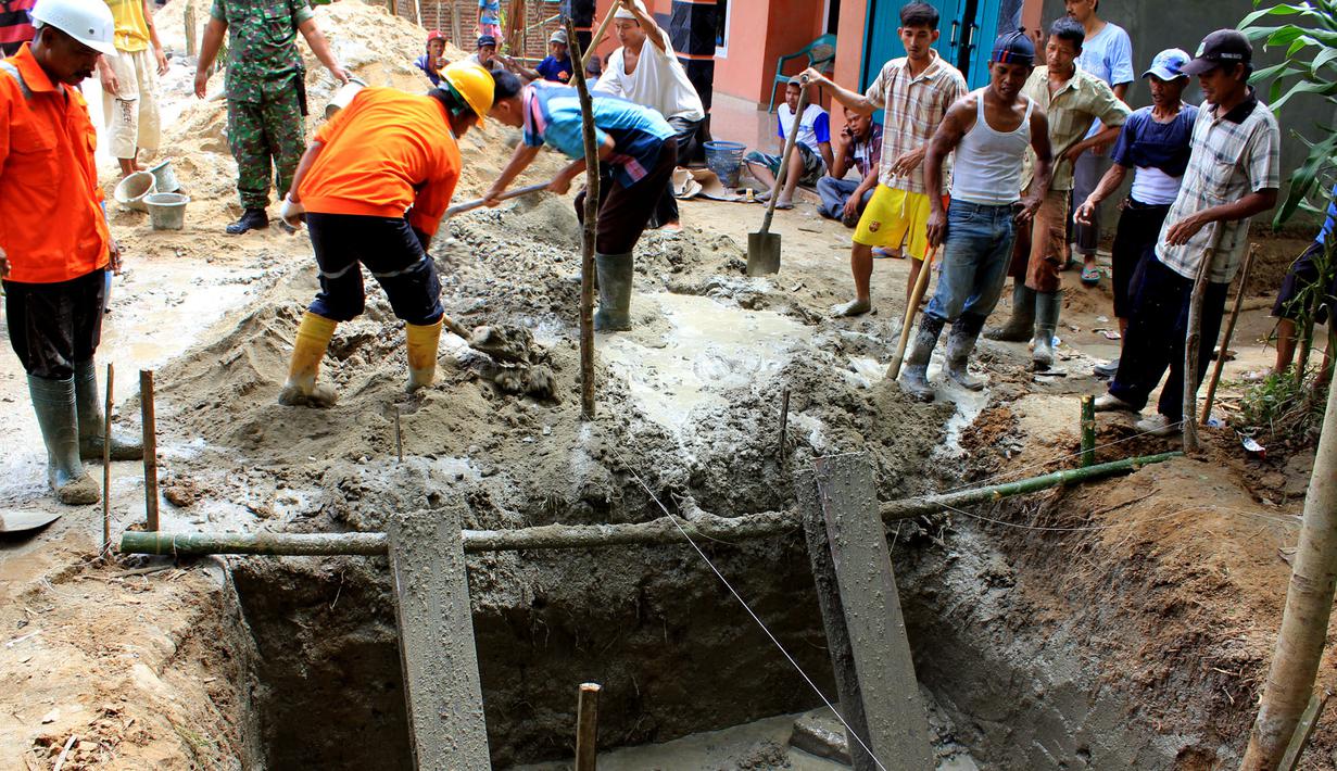 Proses pembangunan "Jembatan Asa SCTV" di desa Jayasari, Kecamatan Cimarga, Kabupaten Lebak Banten, Minggu (3/5/2015). Program kemanusiaan tersebut dalam rangka memperingati ulang tahun SCTV yang ke-25. (Dok. SCTV)