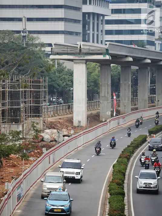 Kendaraan melintas di samping proyek LRT di Jl Rasuna Said, Jakarta, Rabu (1/8). Kereta ringan Jabodebek ini bakal melintasi Cibubur menuju Cawang, Bekasi Timur menuju Cawang, dan Cawang menuju Dukuh Atas. (Liputan6.com/Faizal Fanani)