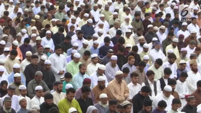 Ribuan umat muslim di Karachi, Pakistan, berkumpul untuk melaksanakan salat Idul Fitri. Mereka pun berharap momen Idul Fitri dapat membawa kedamaian dan kesejukan di tengah konflik yang terus berkecamuk.