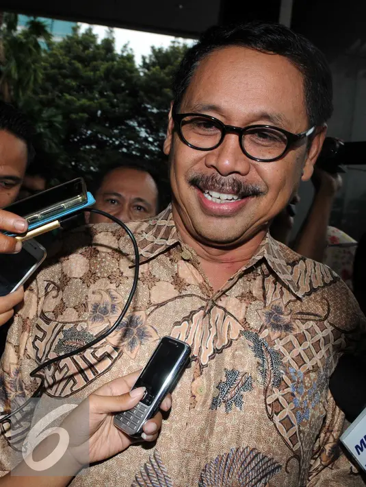 Sekda Banten Ranta Suharta saat ditanya awak media usai menjalani pemeriksaan di KPK, Jakarta, Selasa (19/1). Ranta Suharta diperiksa terkait dugaan suap pemulusan penyertaan modal PT Banten Global Development (BGD). (Liputan6.com/Helmi Afandi)