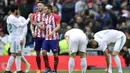 Para pemain Real Madrid tampak kecewa usai ditahan imbang Atletico Madrid pada laga La Liga Spanyol di Stadion Santiago Bernabeu, Madrid, Minggu (8/4/2018). Kedua klub bermain imbang 1-1. (AFP/Gabriel Bouys)