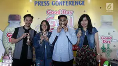 Aktor Tarra Budiman, Pendiri Liunic In Things Marcellia Liunic, Seniman Mural Darbotz, dan Brand Manager Good Day, Linda Wijaya menujukkan botol kemasan usai memberi keterangan pers di Jakarta, Selasa (9/1). (Liputan6.com/JohanTallo)