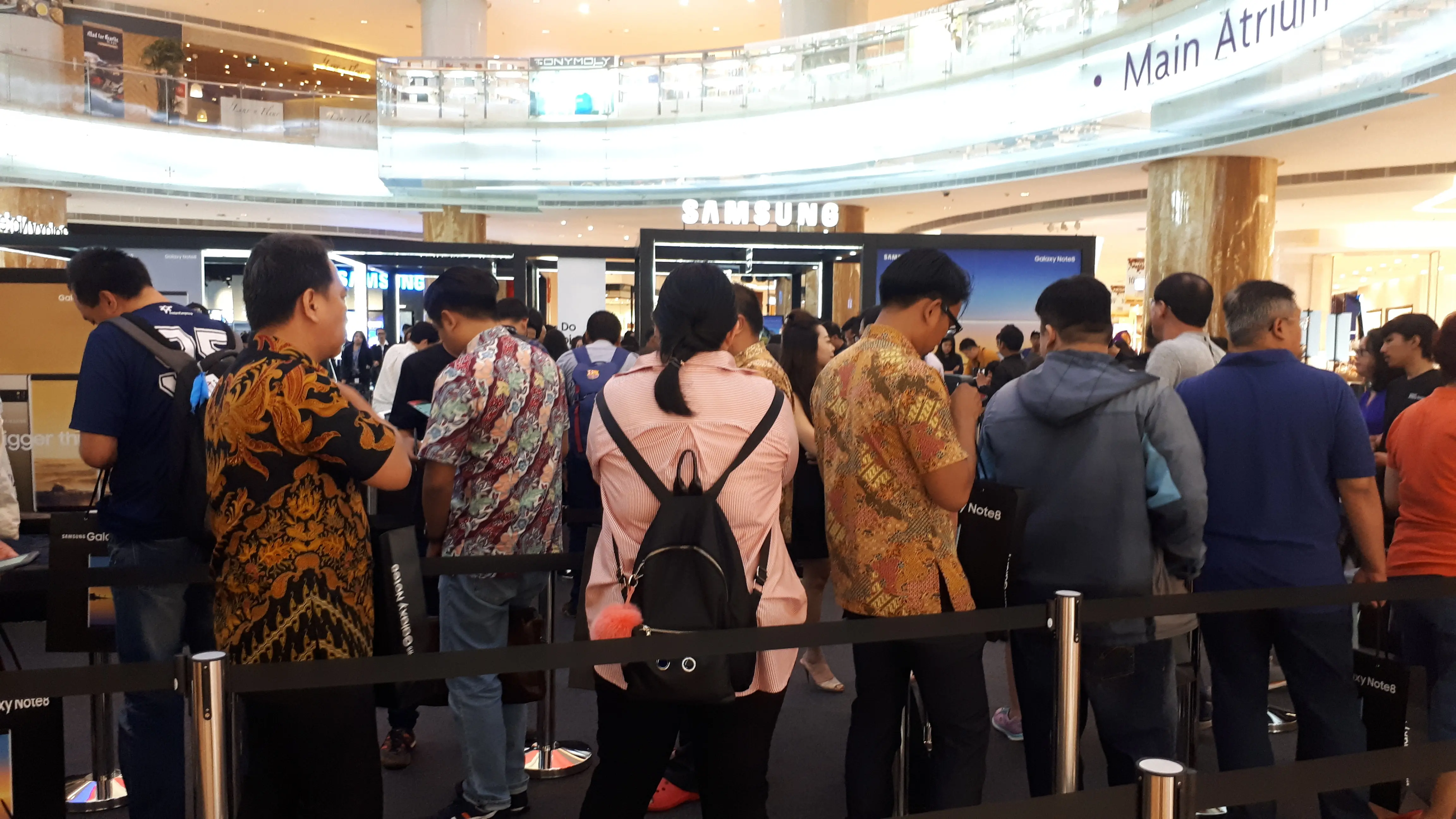 Antrean Samsung Galaxy Note 8 di Lotte Shopping Avenue, Jakarta, Jumat (29/9/2017).(Liputan6.com/Agustinus M Damar)