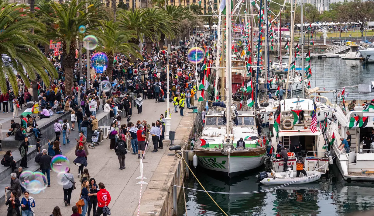 Bertempat di Pelabuhan Barcelona, Spanyol, Minggu 12 April 2026, acara simbolis ini menandai dimulainya pelayaran terbesar dalam sejarah upaya sipil maritim untuk Palestina. Tampak dalam foto, kapal-kapal yang membawa aktivis dan bantuan kemanusiaan untuk warga Palestina di Gaza, bagian dari Armada Global Sumud, berlabuh di pelabuhan Barcelona, Spanyol, Minggu 12 April 2026. (AP Photo/Joan Mateu Parra)