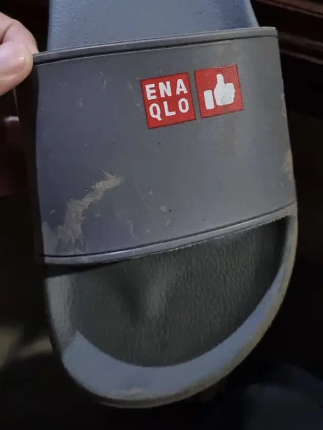 8 Potret Merek Sandal Ini Nyeleneh Banget, Bikin Heran