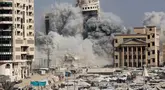 Menara al-Ruya di kawasan Rimal, Kota Gaza, runtuh di tengah asap setelah serangan udara Israel pada 8 September 2025. (Omar AL-QATTAA/AFP)