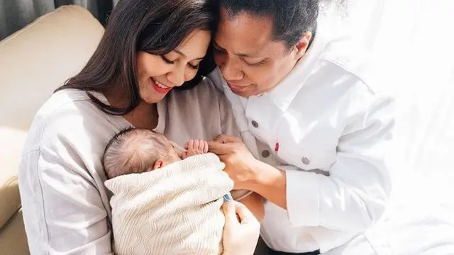 7 Potret Indah Permatasari dan Arie Kriting Perdana Ungkap Wajah Sang Anak