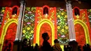 Orang-orang menikmati pertunjukan Lisbon Under Stars di Reruntuhan Gereja Carmo di Lisbon, Portugal (26/8/2020). Pertunjukan ini akan berlangsung hingga 31 Oktober merupakan pertunjukan multidisiplin yang bertujuan untuk meningkatkan budaya dan warisan Lisbon. (Xinhua/Pedro Fiuza)