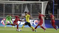 Gelandang Malaysia, Muhammad Safawi Rasid, berusaha melewati pemain Indonesia pada laga kualifikasi Piala Dunia 2022 di SUGBK, Jakarta, Kamis (5/9). Indonesia takluk 2-3 dari Malaysia. (Bola.com/M Iqbal Ichsan)