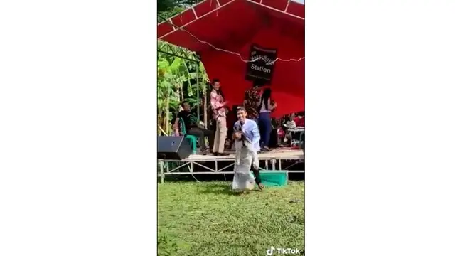 Kesal Lihat Sang Ayah Asyik Sawer Biduan, Reaksi Anak Perempuan Ini Bikin Ngakak