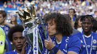 David Luiz. Sempat meninggalkan Chelsea pada 2014/2015 dan bergabung dengan PSG selama 3 musim, ia kembali ke Chelsea pada 2016/2017 saat kedatangan Antonio Conte. Ia mampu tampil apik di 33 laga Premier League lewat skema 3 bek yang berujung gelar Liga Inggris pertamanya. (AFP/Ian Kington)