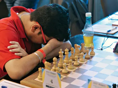 Seorang pemain catur remaja bersiap sebelum mengikuti Kejuaraan Catur Remaja Dunia 2017-FIDE di Montevideo (25/9). Kejuaraan catur dunia ini diikuti oleh 400 pemain catur yang berusia dari 9 sampai 18 tahun. (AFP Photo/Panta Astiazaran)
