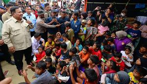 Presiden Prabowo Subianto saat meninjau Posko Pengungsian Masjid Besar Al Abrar, Takengon, Kabupaten Aceh Tengah, sebagaimana disiarkan di Youtube Sekretariat Presiden, Jumat (12/12/2025) (Biro Pers)