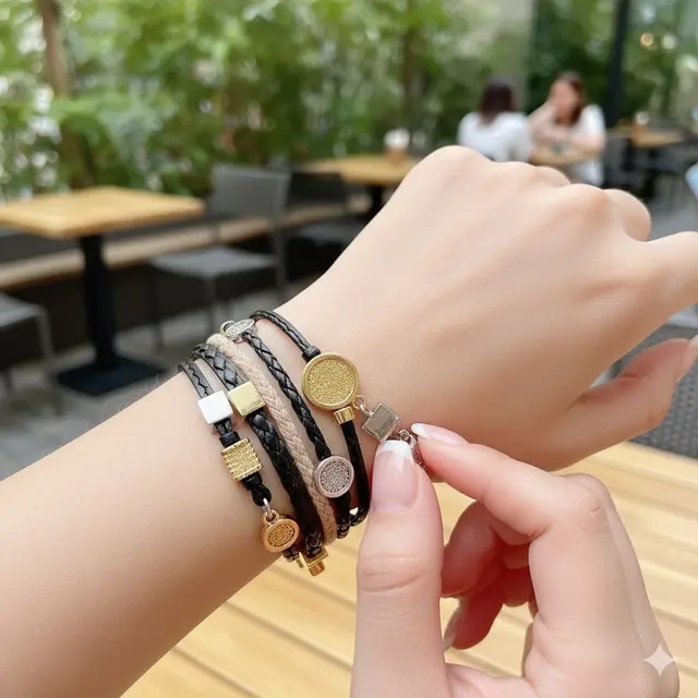 Gelang Tali Kulit dengan Charm Rantai Pasir