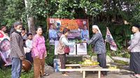 Penyerahan tumpeng kepada ketua Gerakan Perempuan Indonesia Maju, Sri Sumirat di lokasi acara. Foto: liputan6.com/edhie prayitno ige&nbsp;
