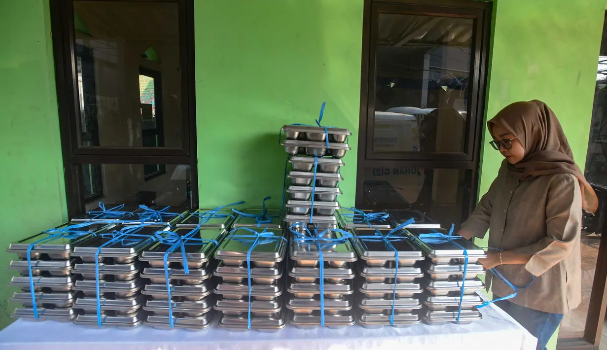 Kader Posyandu menata ompremg makan bergizi gratis (MBG)  di Posyandu kawasan Limo, Depok, Jawa Barat, Selasa (14/7/2025).