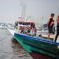 Wisatawan menaiki kapal menuju Kepulauan Seribu di Pelabuhan Kali Adem, Muara Angke, Jakarta, Sabtu (8/6/2019). Beberapa pulau di wilayah Kepulauan Seribu menjadi pilihan favorit banyak warga Ibu Kota dan sekitarnya yang memanfaatkan momen liburan Lebaran. (Liputan6.com/Faizal Fanani)