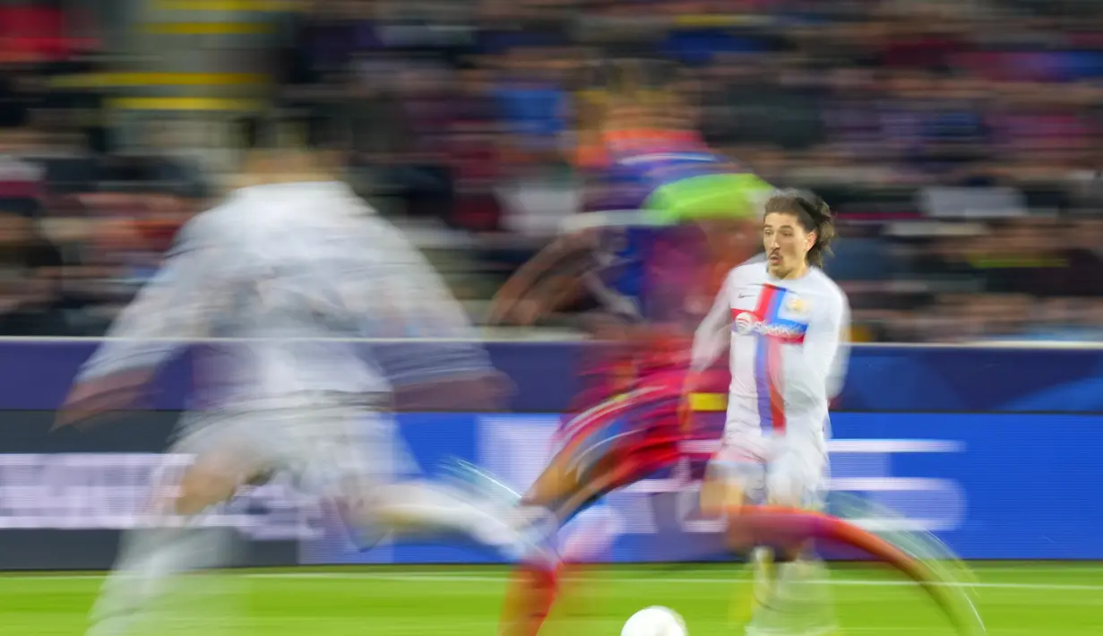 Bek Barcelona, Hector Bellerin menggiring bola saat bertanding melawan Viktoria Plzen selama pertandingan lanjutan Grup C Liga Champions di Doosan Arena di Plzen, Republik Ceko, Rabu (2/11/2022). Kemenangan atas Plzen tak mengubah apa-apa. Tim asal Catalan menjadi penghuni peringkat ketiga Grup C Liga Champions dengan tujuh poin. (AP Photo/Petr David Josek)