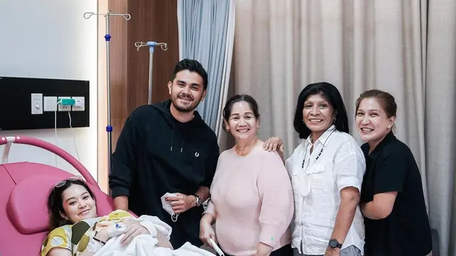 Artis Faradilla Yoshi dan Bryan Mckenzie dikaruniai seorang putra pada 27 Mei 2022 (Foto: Instagram @bukaan.moment/@faradillayoshi)
