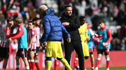 Pelatih Roberto De Zerbi tidak menutup mata terhadap kondisi tersebut. Ia mengakui bahwa faktor mental kini menjadi salah satu masalah utama yang dihadapi timnya. (AFP/Andy Buchanan)