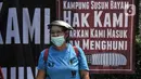 Seorang warga saat ikut dalam aksi di depan Balai Kota DKI Jakarta, Kamis (1/12/2022). Sebelumnya, PT JakPro mengatakan harga sewa Kampung Susun Bayam di dekat Jakarta Internasional Stadium (JIS) disesuaikan menggunakan Pergub Nomor 55 Tahun 2018. JakPro menyebut tarif tertinggi rusun tersebut Rp765 ribu per bulan. (merdeka.com/Iqbal S Nugroho)