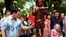 Basuki Tjahaja Purnama saat meresmikan patung Gus Dur ketika kecil di Taman Amir Hamzah, Jakarta, Sabtu (25/4/2015). Patung itu terbuat dari perunggu setinggi 1,2 m dengan penyangga berupa batu candi setinggi 80 cm. (Liputan6.com/Andrian M Tunay)