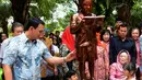 Basuki Tjahaja Purnama saat meresmikan patung Gus Dur ketika kecil di Taman Amir Hamzah, Jakarta, Sabtu (25/4/2015). Patung itu terbuat dari perunggu setinggi 1,2 m dengan penyangga berupa batu candi setinggi 80 cm. (Liputan6.com/Andrian M Tunay)