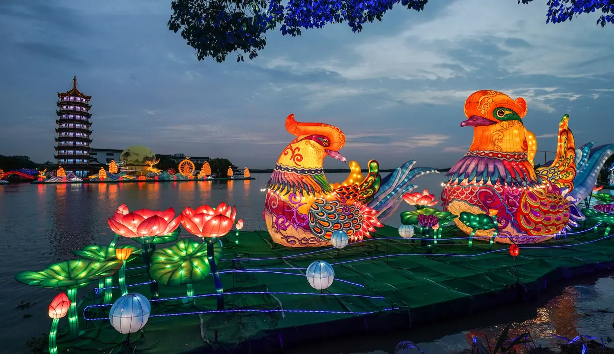 Lentera warna-warni ditampilkan dalam pameran lentera yang digelar untuk merayakan Festival Pertengahan Musim Gugur di Zhouzhuang, Kota Kunshan, Provinsi Jiangsu, China timur, pada 28 September 2020. Pameran lentera tersebut akan berlangsung selama satu bulan. (Xinhua/Yang Lei)
