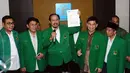 Djan Faridz (tengah) bersama pengurus PPP menunjukkan surat usai menemui Menkumham Yasonna Laoly di Jakarta, Selasa (23/11). Djan Faridz melaporkan hasil putusan PTUN yang mengabulkan gugatan PPP kubu Djan Faridz. (Liputan6.com/Helmi Fithriansyah)
