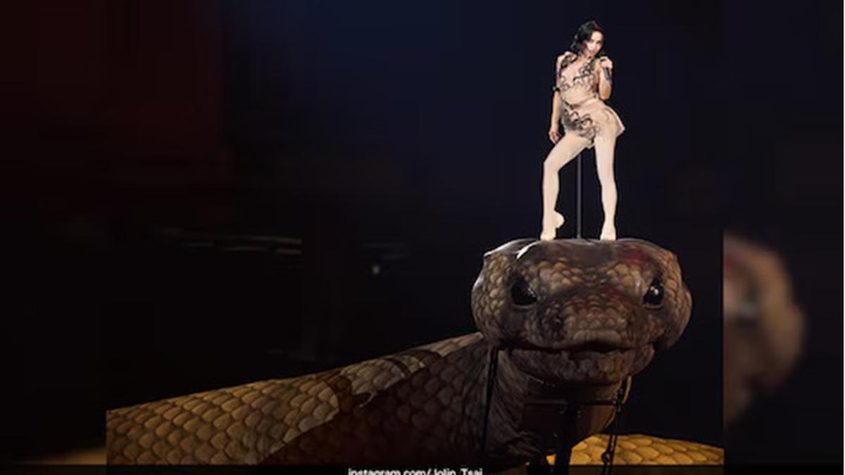Viral Penyanyi Jolin Tsai Tunggangi Ular Raksasa 30 Meter di Konser 'Pleasure'
