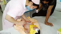 Air hujan menyelamatkan bayi yang dikubur hidup-hidup di China.