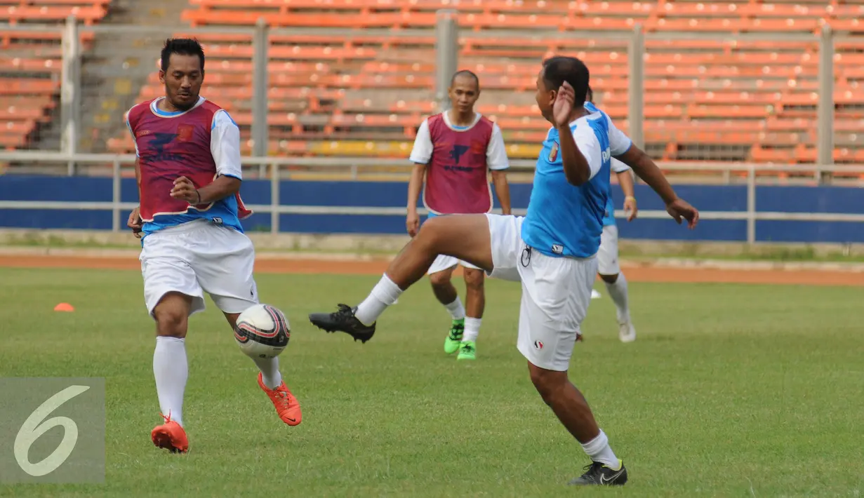 Pesepakbola Indonesia yang tergabung dalam Primavera Baretti melakukan latihan di Stadion GBK Jakarta, Kamis (19/5/2016). Primavera Baretti akan melakoni laga persahabatan melawan para legenda Italia, Sabtu (21/5). (Liputan6.com/Helmi Fithriansyah)
