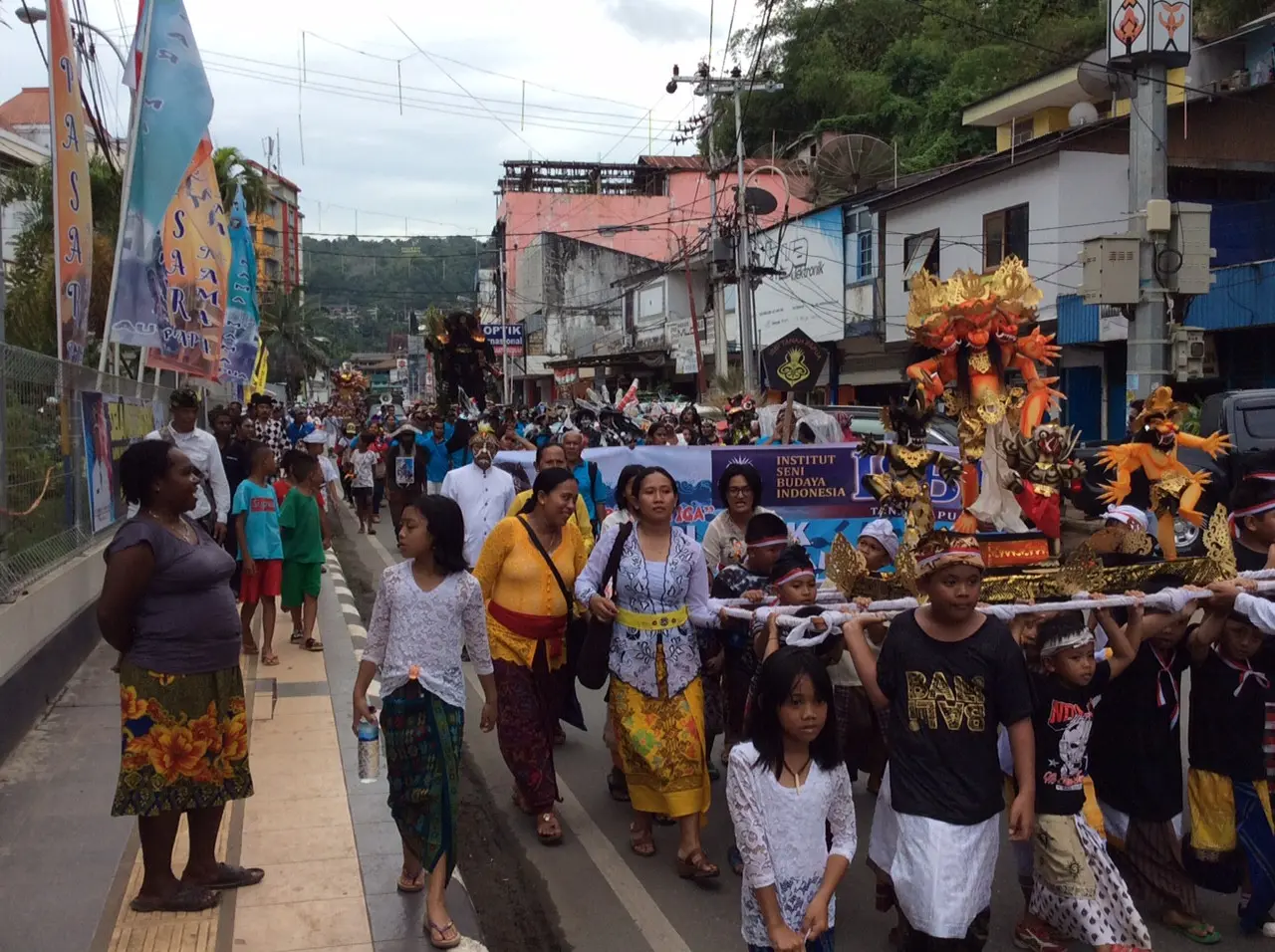 Arak-arakan Ogoh-ogoh di Kota Jayapura (Liputan6.com / Katharina Janur)