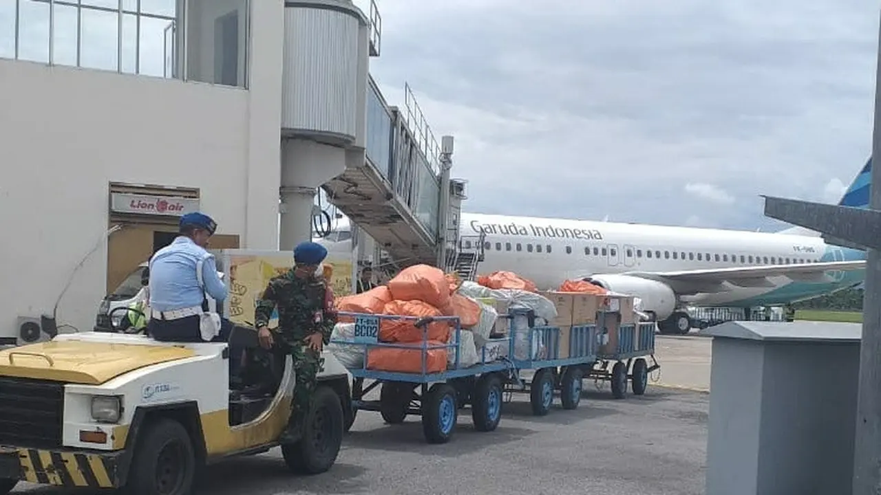 Alat kesehatan yang tiba di Kendari untuk penanganan Corona Covid-19, Minggu (29/3/2020).(Liputan6.com/Ahmad Akbar Fua)