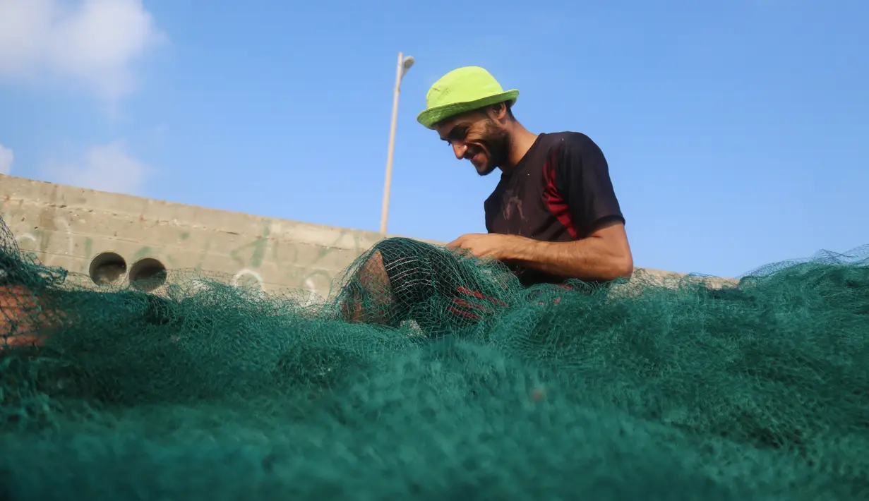 Seorang nelayan bekerja di sebuah pelabuhan Gaza City, 13 Agustus 2020. Otoritas Israel pada 12 Agustus 2020 waktu setempat mengumumkan larangan pengiriman bahan bakar ke Gaza dan mempersempit zona penangkapan ikan nelayan Gaza dari 15 menjadi delapan mil laut. (Xinhua/Rizek Abdeljawad)