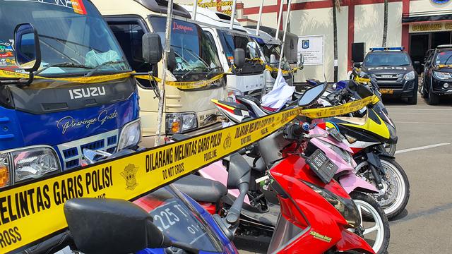 Sejumlah kendaraan travel yang di sita Polres Metro Depok yang melakukan pelanggaran izin trayek