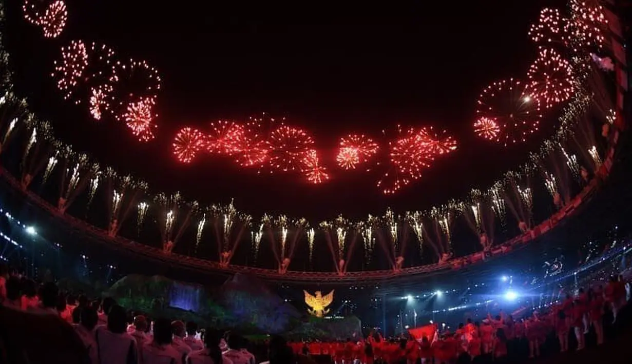 Gelora Bung Karno pun terlihat merah membara seakan menambah semangat para atlet dan juga penonton. (twitter/syono_)