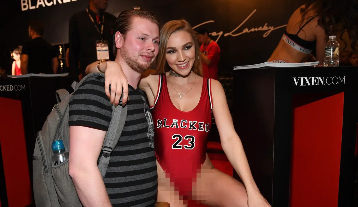 Joey Evers (kiri) dari Belanda berpose dengan aktris porno Kendra Sunderland saat AVN Adult Entertainment Expo 2018 di Hard Rock Hotel and Casino Las Vegas, Nevada, Amerika Serikat, Rabu (24/1). (Ethan Miller/Getty Images/AFP