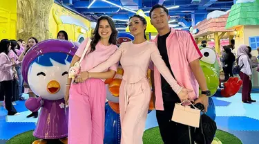 Kedekatan Sarah Menzel dengan calon ibu mertuanya itu dibagikan sendiri oleh Krisdayanti melalui laman Instagram-nya. Dalam acara ultah Ameena, keduanya tampak kompak mengenakan busana bernuansa merah muda sesuai dengan dress code yang telah ditentukan Aurel dan Atta. (Liputan6.com/IG/@krisdayantilemos)