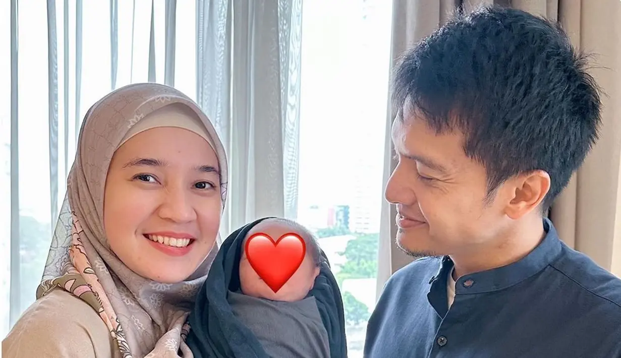 Unggah foto gendong Baby Omar, Dhini Aminarti dan Dimas Seto didoakan segera dikaruniai buah hati. Tak hanya Vebby Palwinta dan Razi Bawazier yang bahagia atas kelahiran anak keduanya, kebahagiaan juga terpancar jelas di wajah Dhini Aminarti dan Dimas Seto. Belum dikaruniai buah hati, pasangan yang terpaut usia 4 tahun ini masih menikmati momen berdua ini hingga tahun ke-14 pernikahan. (Liputan6.com/IG/@dhiniaminarti)