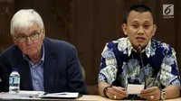 Sekretaris Jenderal PKB Abdul Kadir Karding (kanan) bersama Pembina Friedrich Naumann Stiftung (FNS) Jerman, Jurgen Morlok memberikan keterangan pers di Jakarta, Selasa (31/10). (Liputan6.com/Johan Tallo)
