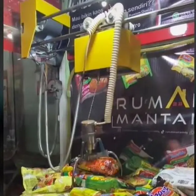 Warung Mi Instan Unik di Bandung, dari Mesin Capit  sampai Syarat Makan Gratis
