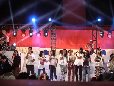 Ratusan artis dan musisi memeriahkan acara Syukuran Rakyat Salam 3 Jari di kawasan Monas Jakarta, (20/10/14). (Liputan6.com/Faizal Fanani)