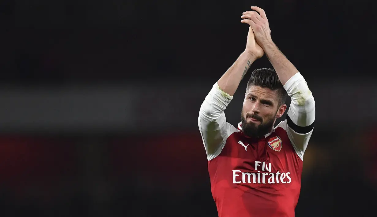 Striker Arsenal, Olivier Giroud, menyapa suporter usai mengalahkan Huddersfield pada laga Premier League di Stadion Emirates, London, Rabu (29/11/2017). Arsenal menang 5-0 atas Huddersfield. (AFP/Ben Stansall)