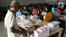 Kesibukan para pekerja saat melakukan penyortiran dan pelipatan surat suara Pilpres 2024 di Kawasan Industri Pulogadung, Jakarta, Rabu (10/1/2024). KPU Jakarta Timur menargetkan akan menyelesaikan penyortiran dan pelipatan 2.436.059 surat suara paling lambat pada 17 Januari 2024. (merdeka.com/Imam Buhori)