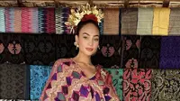 R'Bonney Nola Gabriel tampil elegan mengenakan pakaian khas Lombok. Dari atasan dan bawahan kain tenun khas Lombok. (@rbonneynola)