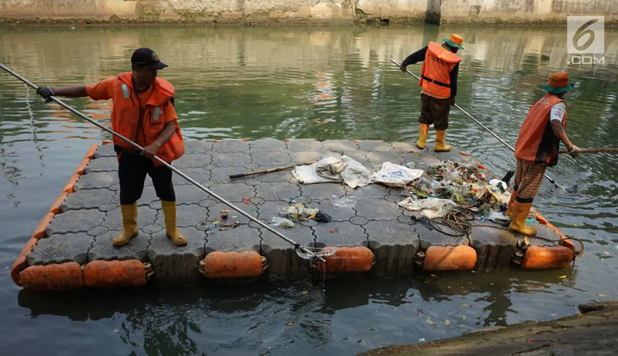 Petugas membersihkan sampah plastik yang mengapung di aliran anak Sungai Ciliwung, Pasar Baru, Jakarta, Selasa (6/8/2019). Perilaku buruk sebagian masyarakat yang membuang sampah sembarangan menyebabkan petugas harus membersihkan sungai setiap hari. (Liputan6.com/Immanuel Antonius)
