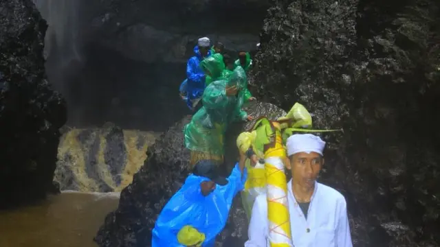 Warga suku Tengger lakukan pengambilan air suci di air terjun Mandakaripura Jjelang Yadnya Kasada (Istimewa)